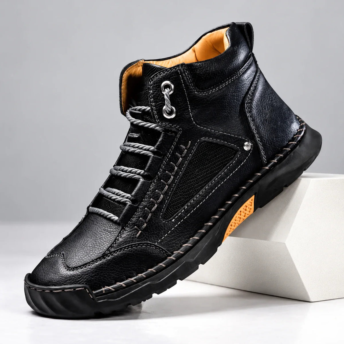 Bradshaw men's hiking boots in black, single boot at an angle on a light studio background