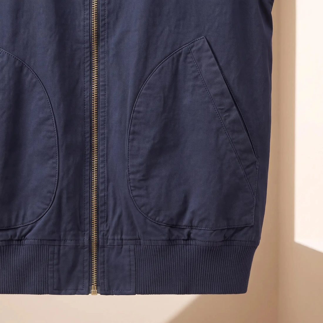 Curved pockets, ribbed hem