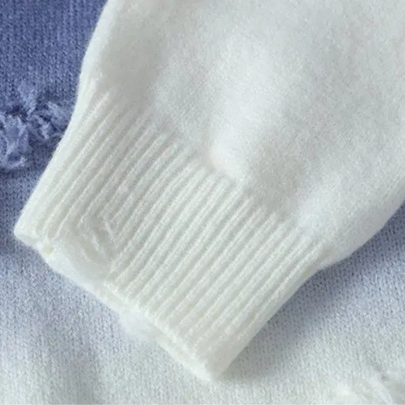 Close view of the ribbed cuff on the knit