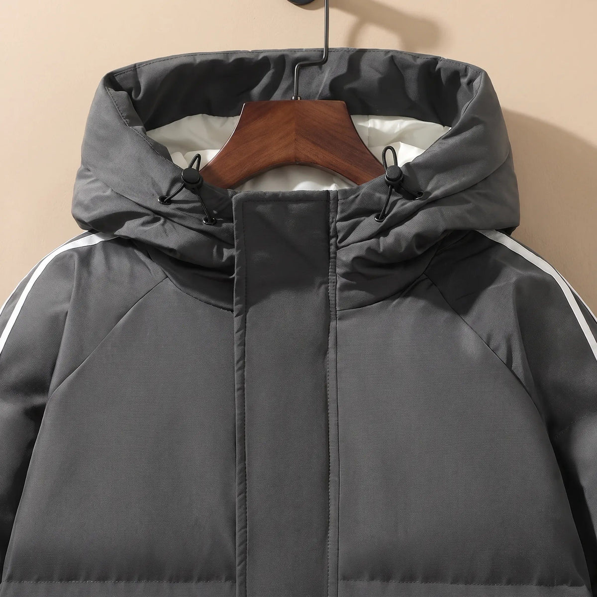 Drawcord hood and collar of the men's hooded puffer jacket