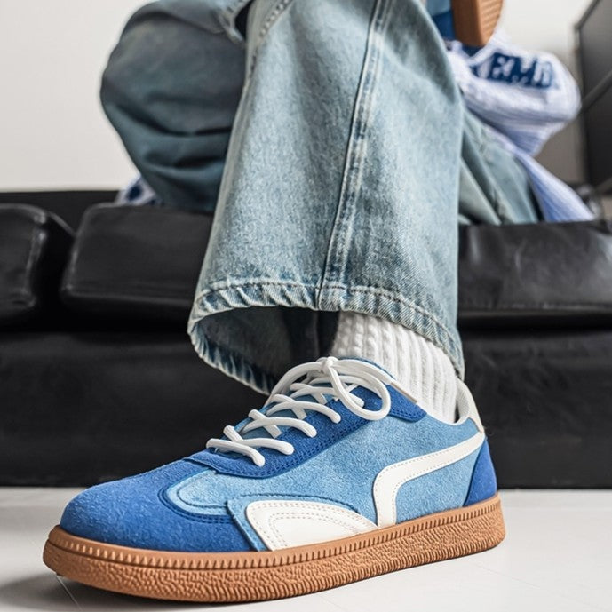 Gresham sneakers in Blue worn seated